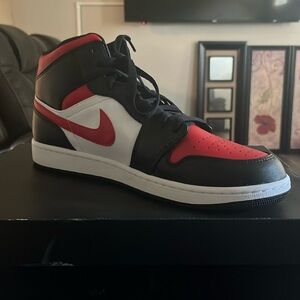Air Jordan 1 mid Black/fire red-white